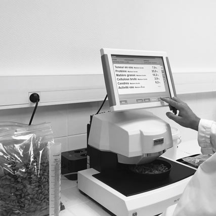 Vétérinaires effectuant des tests de qualité
